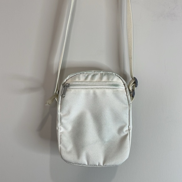 The North Face Jester Crossbody Bag TNF White Metallic Mid Grey 2.3lt 2 Way Zip - Picture 9 of 15